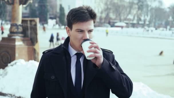 Молодой бизнесмен пьет кофе на открытом воздухе. 4k — стоковое видео