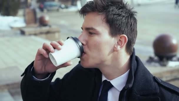 Młody biznesmen, picie kawy na zewnątrz. 4k — Wideo stockowe