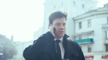 Genç iş adamı kahve içme ve Evet. 4k