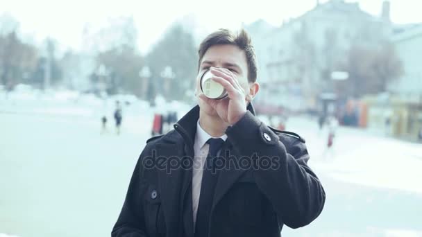 Giovane uomo d'affari che beve caffè all'aperto e scrive sms messaggio. 4k — Video Stock