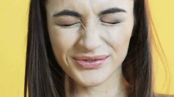 Mujer linda con emoción de paciencia sobre fondo amarillo. Despacio. — Vídeos de Stock