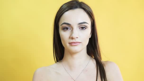 Ritratto della ragazza che piange su sfondo giallo in 4K — Video Stock