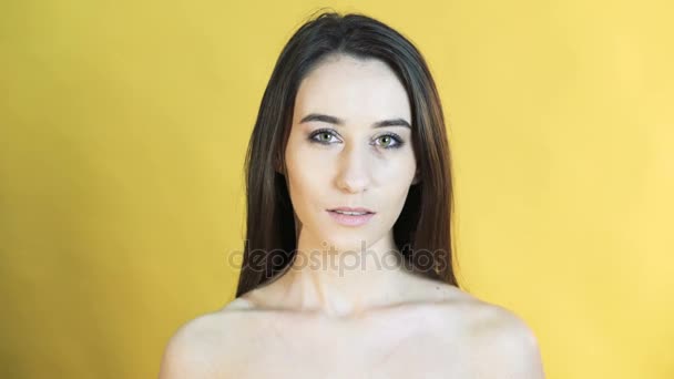 Carino donna con emozione di coraggioso su sfondo giallo 4K — Video Stock