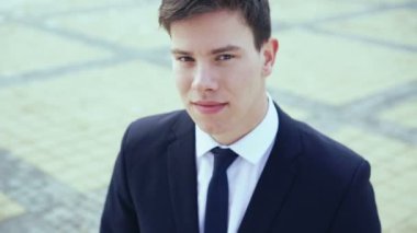 Genç çeşitli iş takım portresi. Kameraya 4 k arıyorsunuz