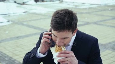 Enerji bisnesmen telefonda karar verir ve hızlı yemek yiyor. 4k
