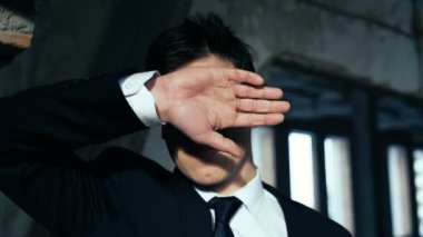 Genç adam el ile güneşin gizlemektedir. 4k