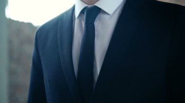 Kendine güvenen işadamı kravat ve ceket ayarlama close-up. 4k