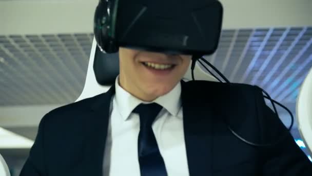 Junger netter Mann mit 3D-Realität im Leben. 4k — Stockvideo