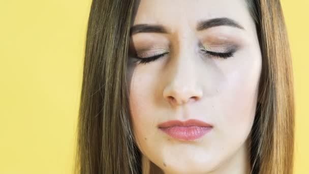 Mujer linda con emoción de paciencia sobre fondo amarillo. Despacio. — Vídeos de Stock