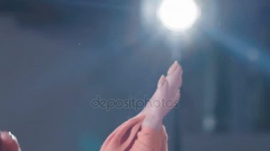 Kadın kırmızı şal fitness salonunda Delme koyarak kapatın. Yavaş yavaş