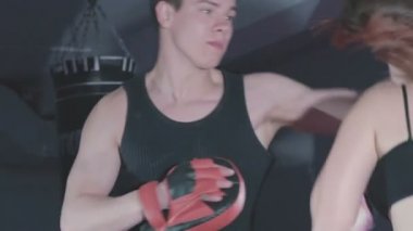 Kickboks spor salonunda egzersiz eğitmen ile güzel bir kız. Yavaş yavaş