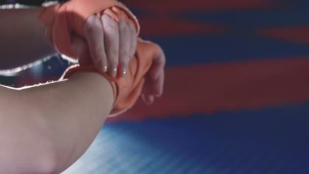 Gros plan d'une femme portant des bandages rouges dans un studio de fitness. Doucement. — Video