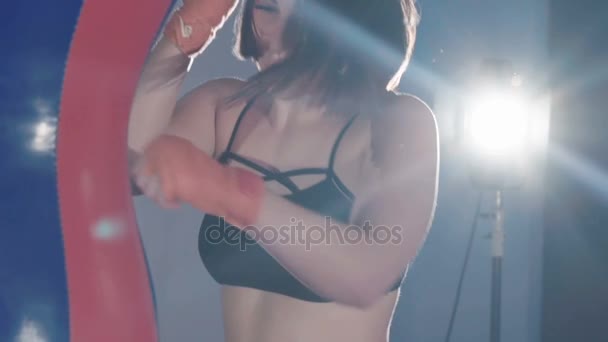 Hezká kickbox žena školení boxovací pytel ve sport studiu. Pomalu — Stock video