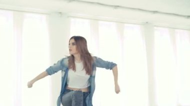 Genç güzel kız dans Studio 4 k Hip-Hop dans