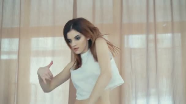 Joven chica bonita bailando hip-hop en estudio de baile en 4K — Vídeos de Stock