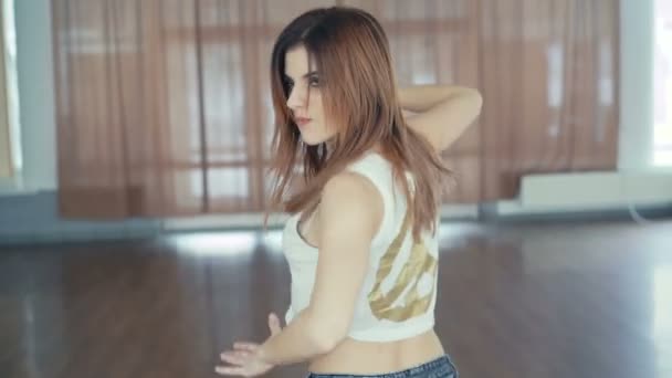 Giovane bella ragazza che balla hip-hop in studio di danza in 4K — Video Stock