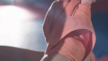 Spor salonunda ellerinde kırmızı şal koyarak yakın çekim