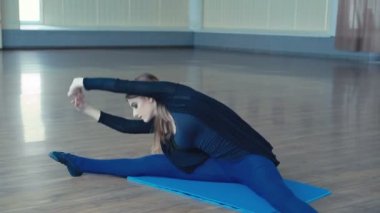 Zarif Kız 4 k stüdyoda pozisyonlarda uygulamak