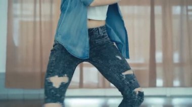 Genç güzel kız dans Studio 4 k Hip-Hop dans