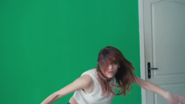 Jeune jolie fille dansant hip-hop en studio de danse en 4K — Video