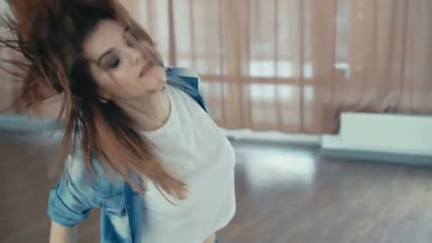 Giovane bella ragazza che balla hip-hop in studio di danza in 4K — Video Stock