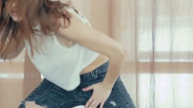 Genç kız gösterir hamle yavaş yavaş dans