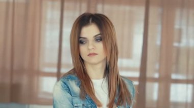 Genç kız gösterir hamle yavaş yavaş dans