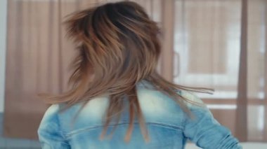 Genç kız gösterir hamle yavaş yavaş dans