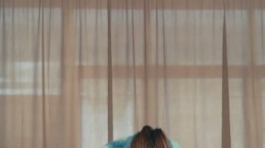 Genç kız gösterir hamle yavaş yavaş dans