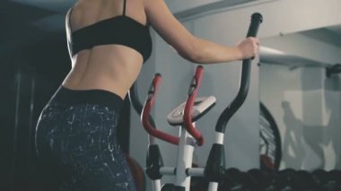 Step 4 k spor salonunda güzel kız egzersizleri