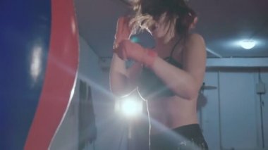 Güzel kickboks kadın eğitim kum torbası spor Studio 4 k