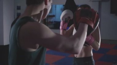 Kickboks 4 k spor salonunda egzersiz eğitmen ile güzel kız