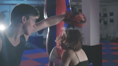 Kickboks 4 k spor salonunda egzersiz eğitmen ile güzel kız