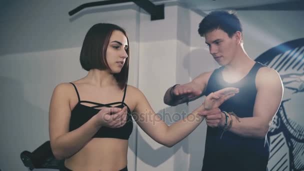Το κορίτσι προπονήσεις με γυμναστή στο γυμναστήριο. 4k — Αρχείο Βίντεο