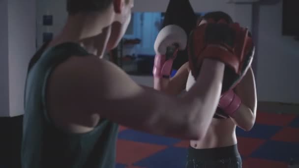 Linda chica con entrenador haciendo ejercicio kickboxing en el gimnasio en 4K — Vídeos de Stock