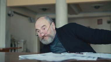 Duygusal sigara, getting iç geçiriyorum ve 4 k'dan fazla sigara ihtiyar yorgun