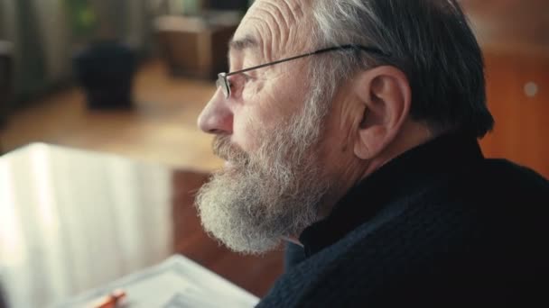 Emotionele vermoeide oude man zitten, roken sigaret, kijken en denken in 4k — Stockvideo