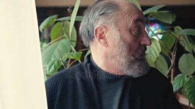 Yalnız üzücü eski pencereden bakıyor ve kendi kendine 4 k konuşan adam