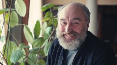 Yalnız yaşlı adam duygular çılgın mutlu üzgün 4 k gösterir