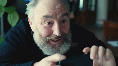 Duygusal olarak yaşlı adam komik cep telefonu 4 k ile çekim portre