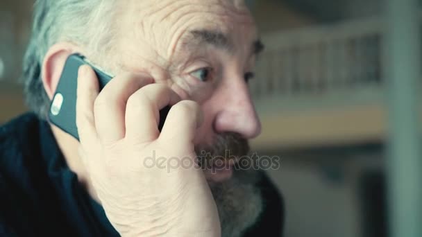 Nahaufnahme eines emotionalen alten Mannes, der in 4k telefoniert — Stockvideo