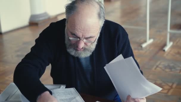 Vacker gammal man emotionaly klassificeras papper i 4k — Stockvideo