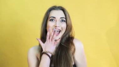 Kız portre sevinç 4 k Sarı zemin üzerine deli duygu ile