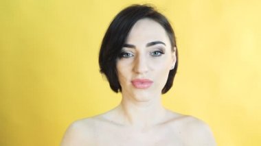 Kız portresi duygu 4 k Sarı zemin üzerine kahkaha ile