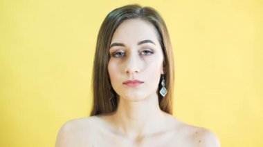 Sarı zemin üzerine düşünme kadın portresi. 4k