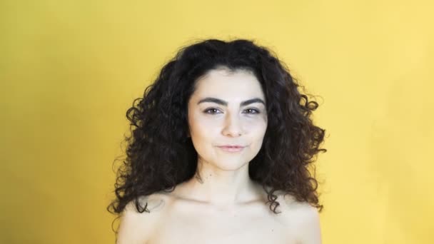 4 k sarı arka plan üzerinde neşeli duygu ile kız portresi — Stok video