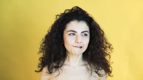 Портрет девушки с веселыми эмоциями на желтом фоне в 4К — стоковое видео