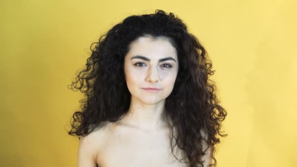 Portrait de la fille avec une émotion joyeuse sur fond jaune en 4K 