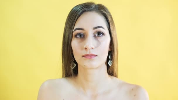 Retrato de mujer pensante sobre fondo amarillo. 4K — Vídeos de Stock