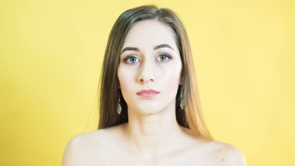 Mujer linda con emoción de valiente sobre fondo amarillo 4K — Vídeos de Stock